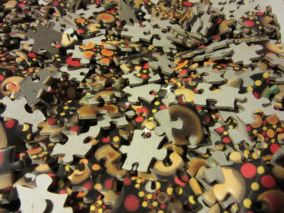 hromada dílků puzzle