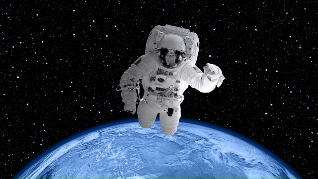 astronaut ve vesmíru