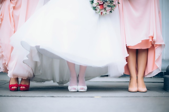 nohy nevěsty a družiček