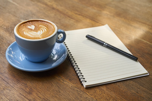 káva, pero a zápisník