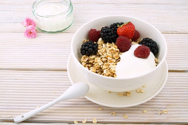 zdravá snídaně, vločky a ovoce