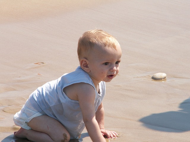 malé dítě na pláži